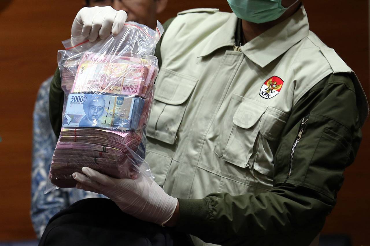 Penyidik KPK Tunjukkan...