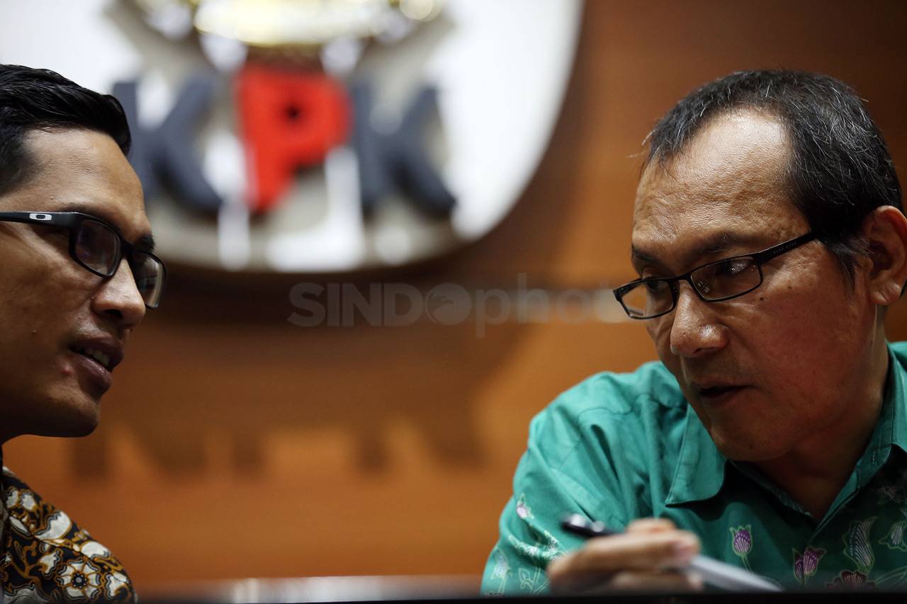 Penyidik KPK Tunjukkan...