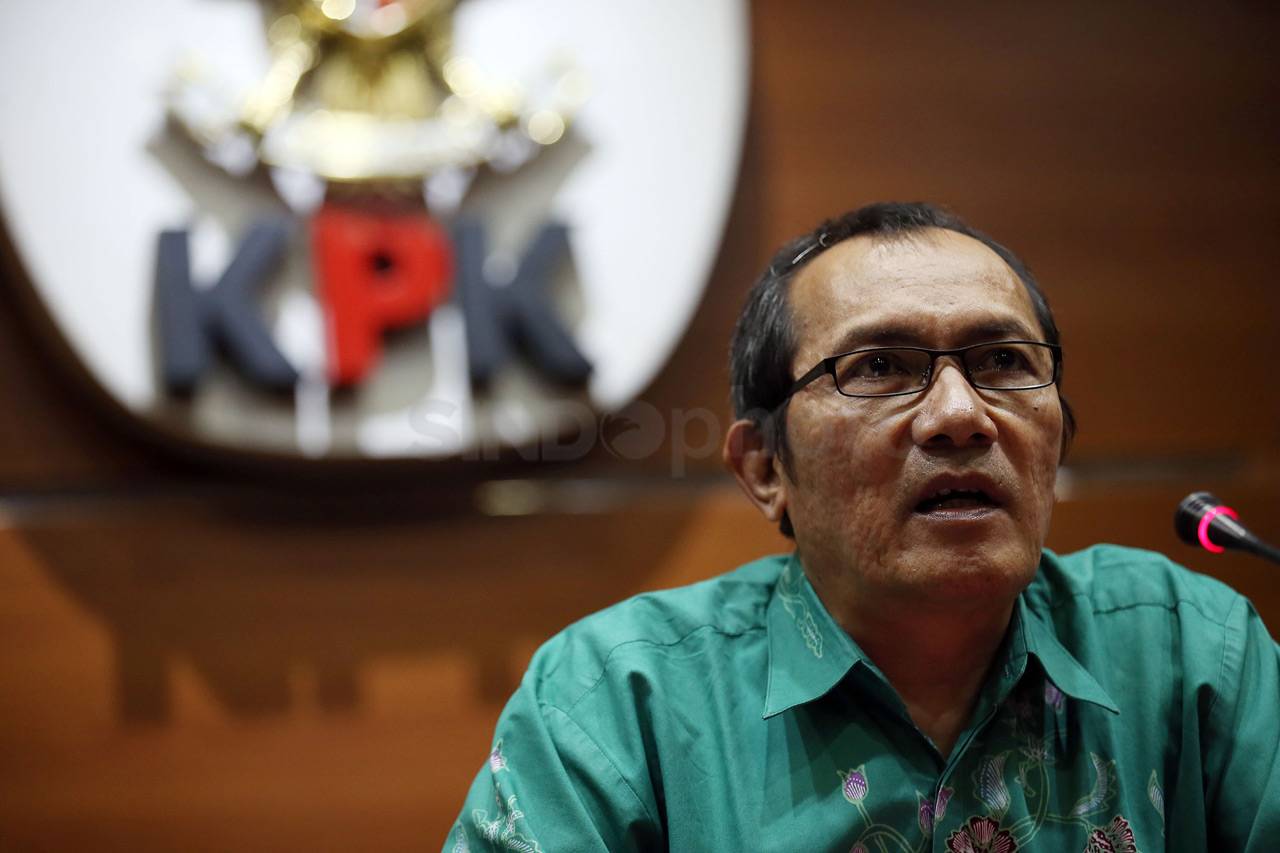 Penyidik KPK Tunjukkan...