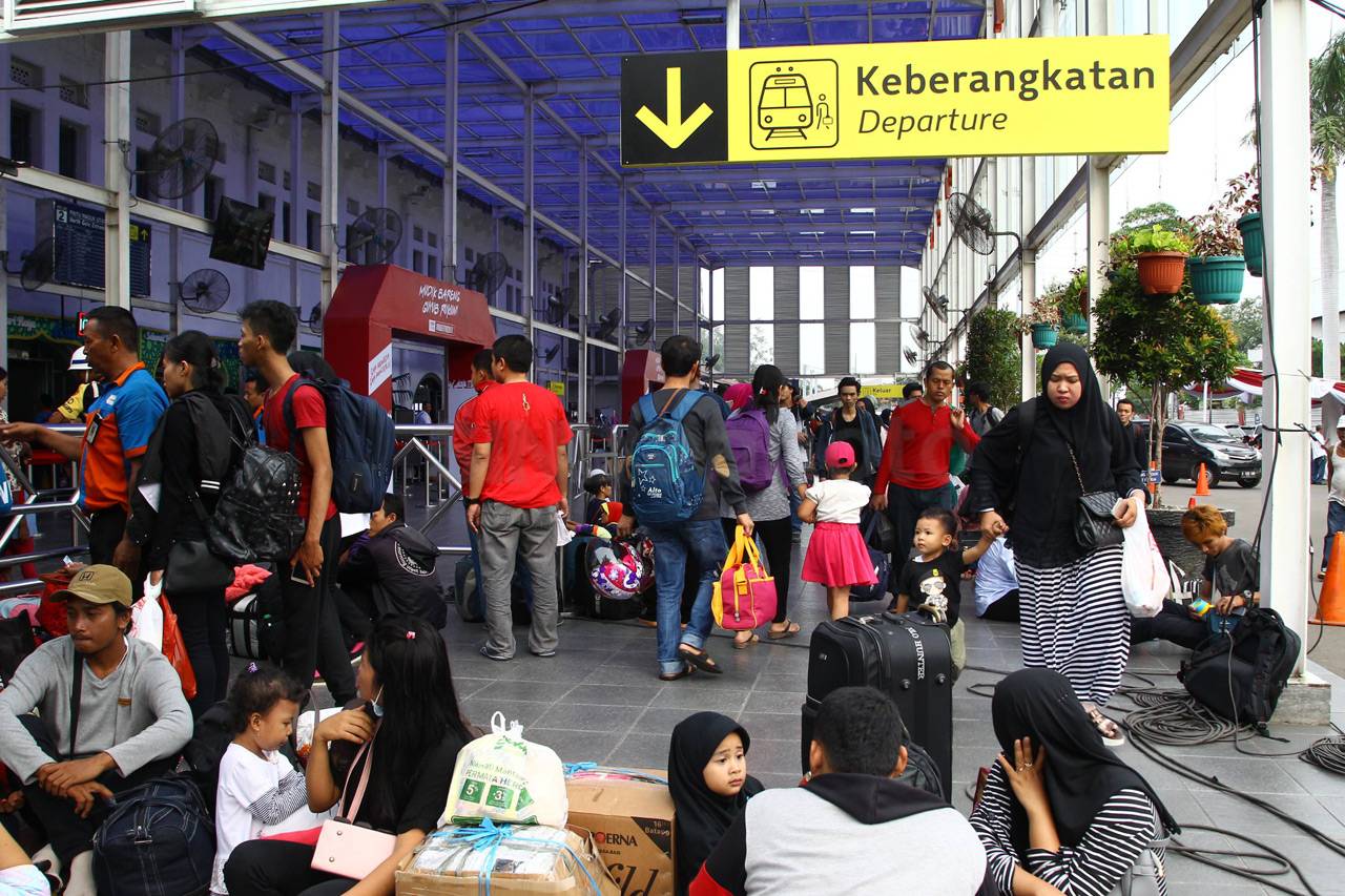 Pemudik Menumpuk di...