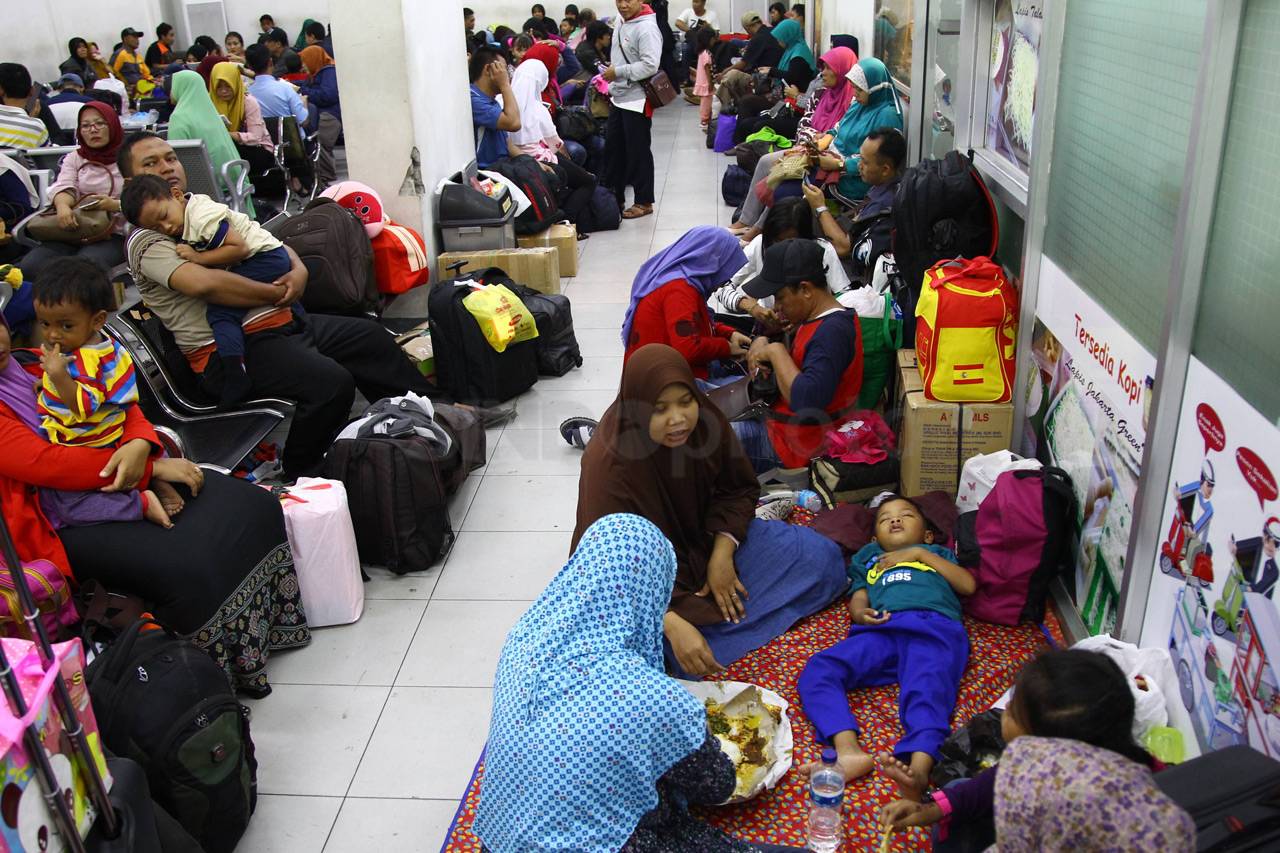 Pemudik Menumpuk di...