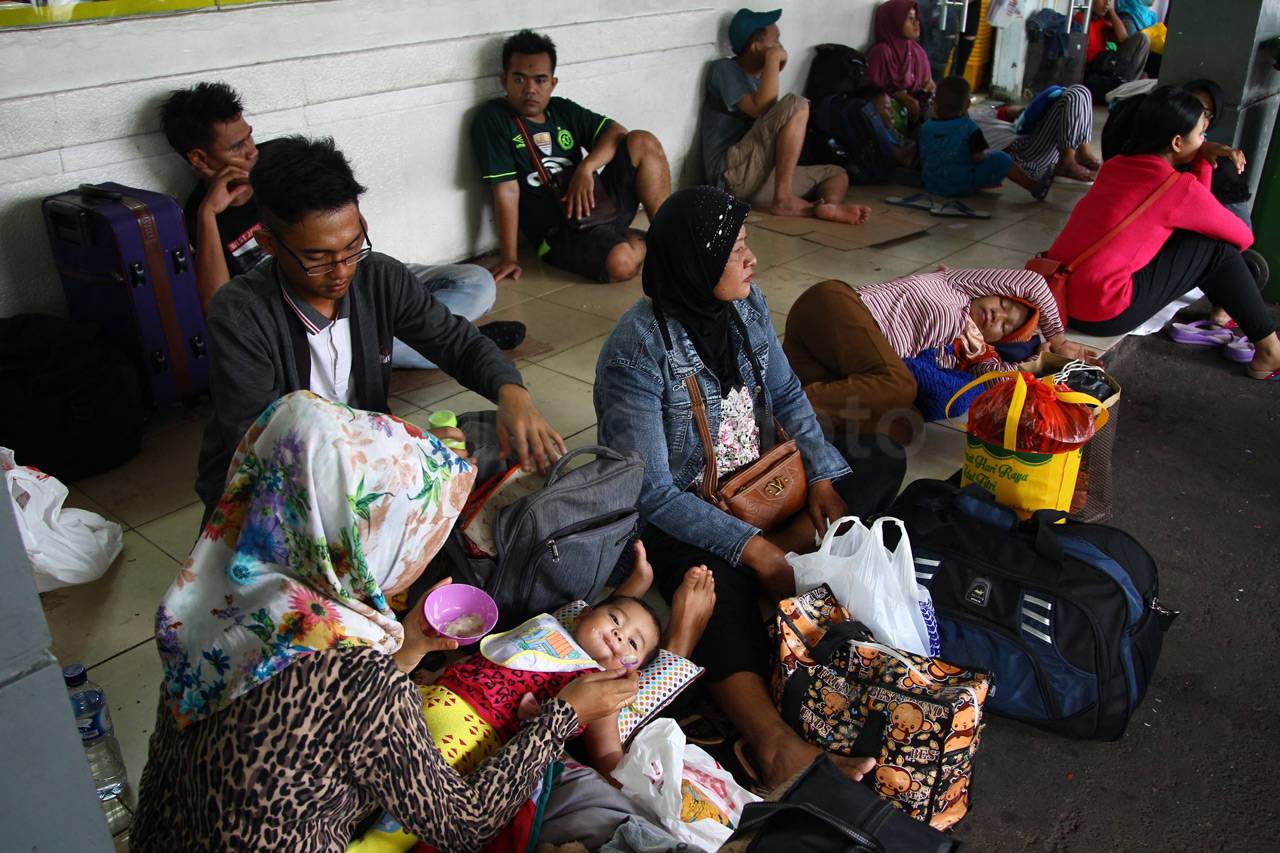 Pemudik Menumpuk di...