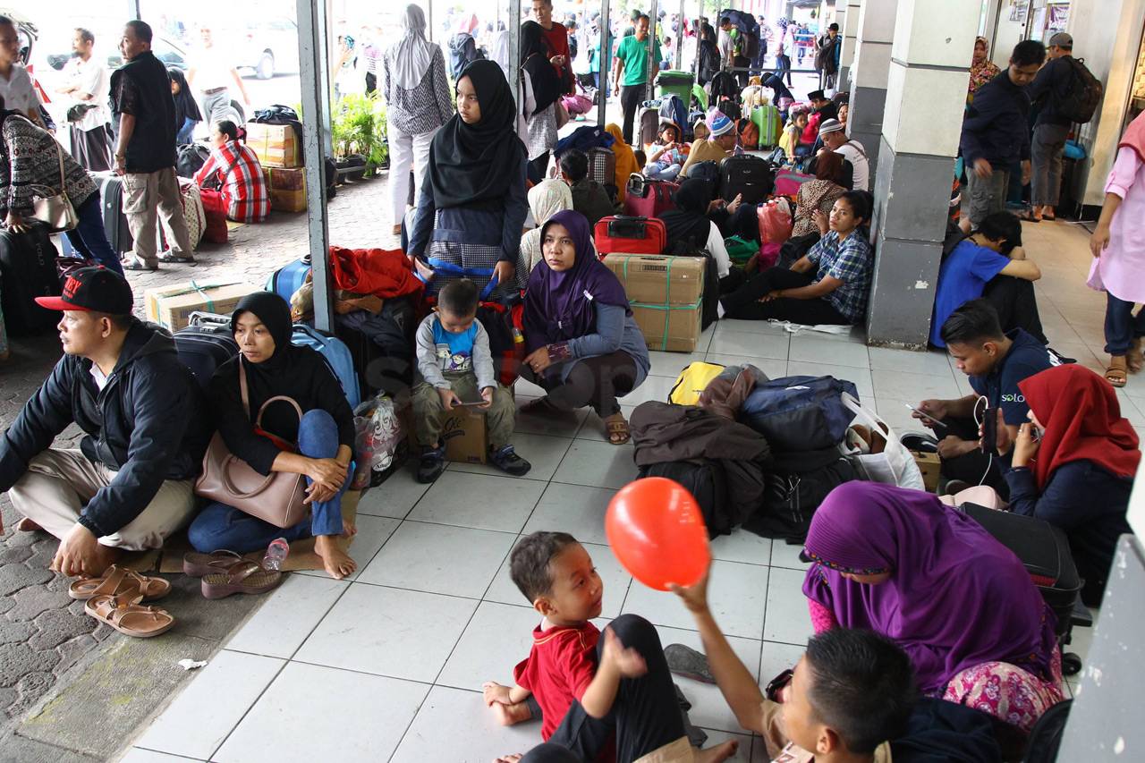 Pemudik Menumpuk di...