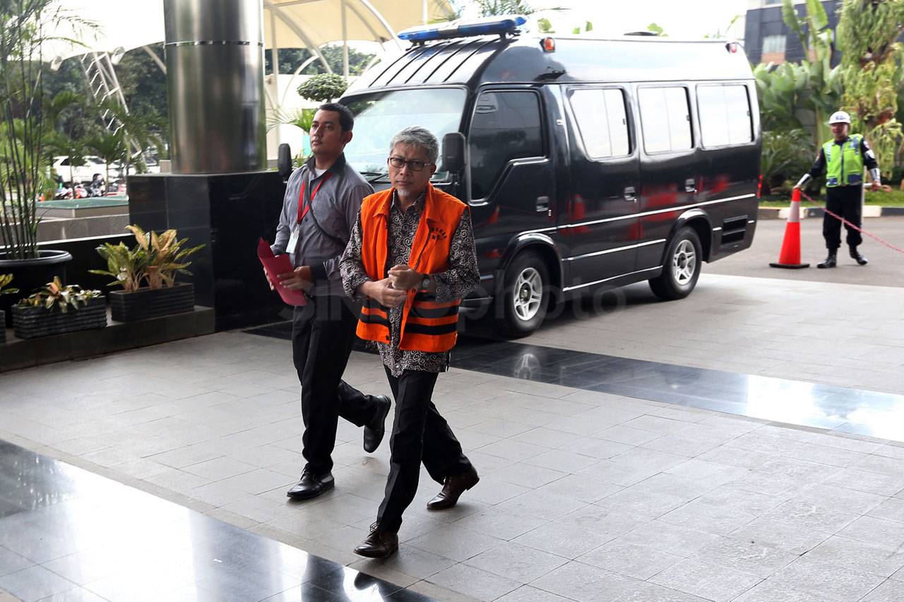 KPK Lanjutkan Pemeriksaan...