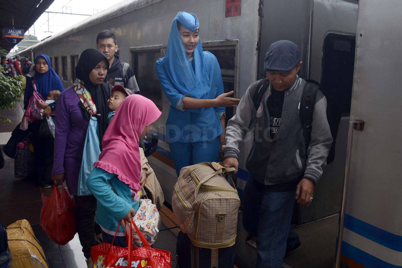 H-1 Lebaran, Stasiun...