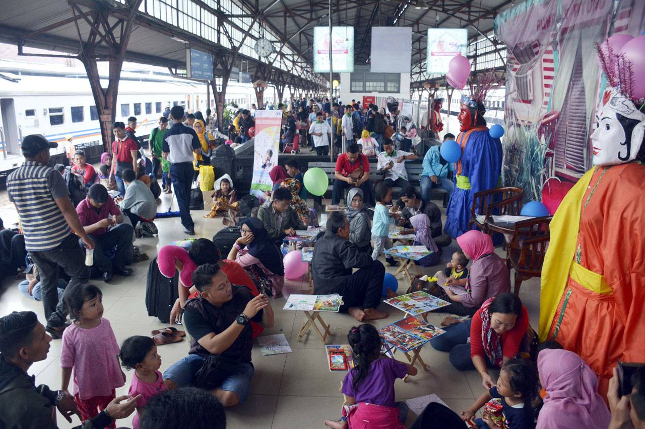 H-1 Lebaran, Stasiun...