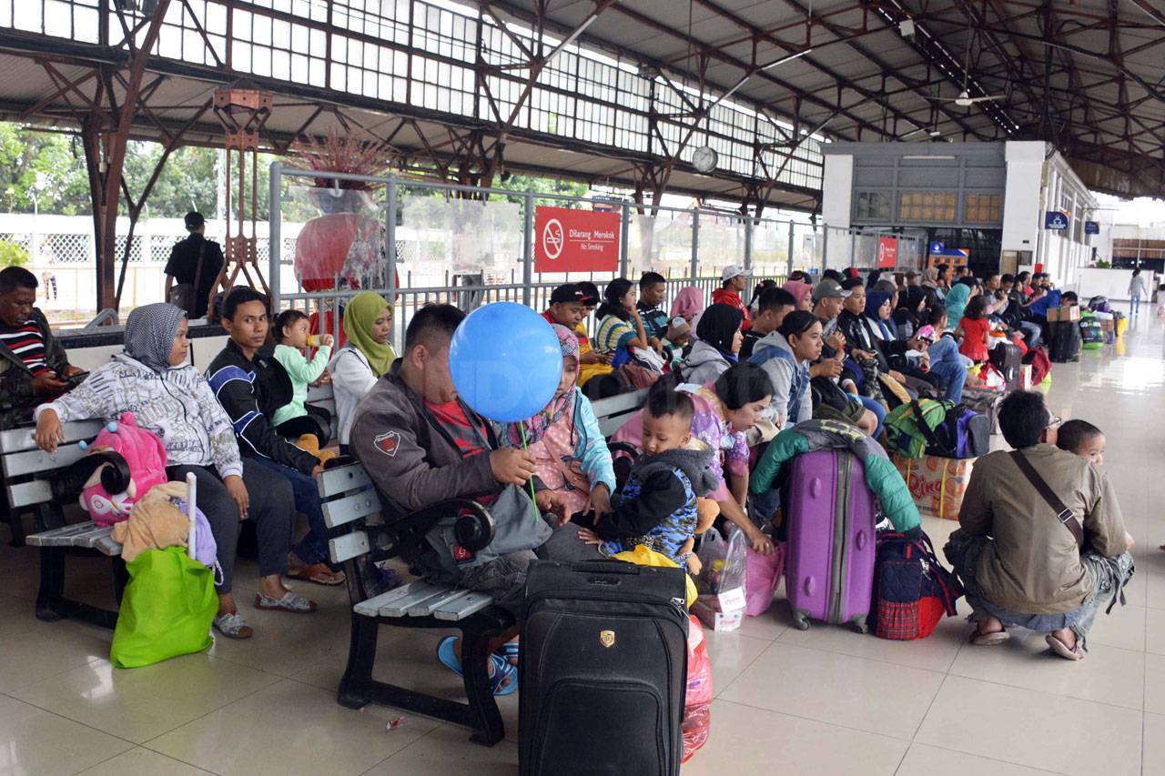 H-1 Lebaran, Stasiun...