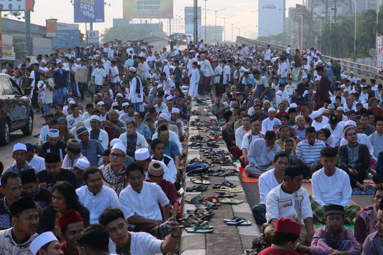 Ribuan Umat Muslim Salat...
