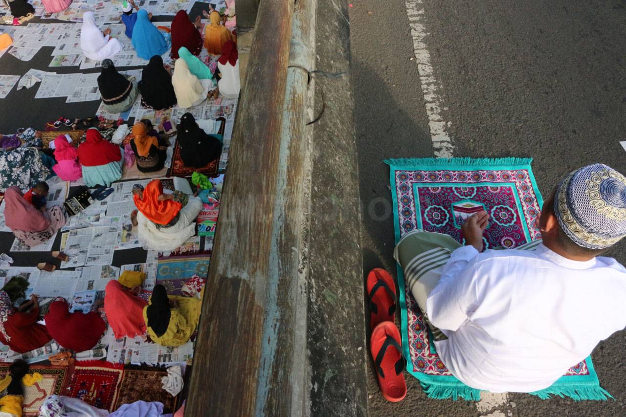 Ribuan Umat Muslim Salat...