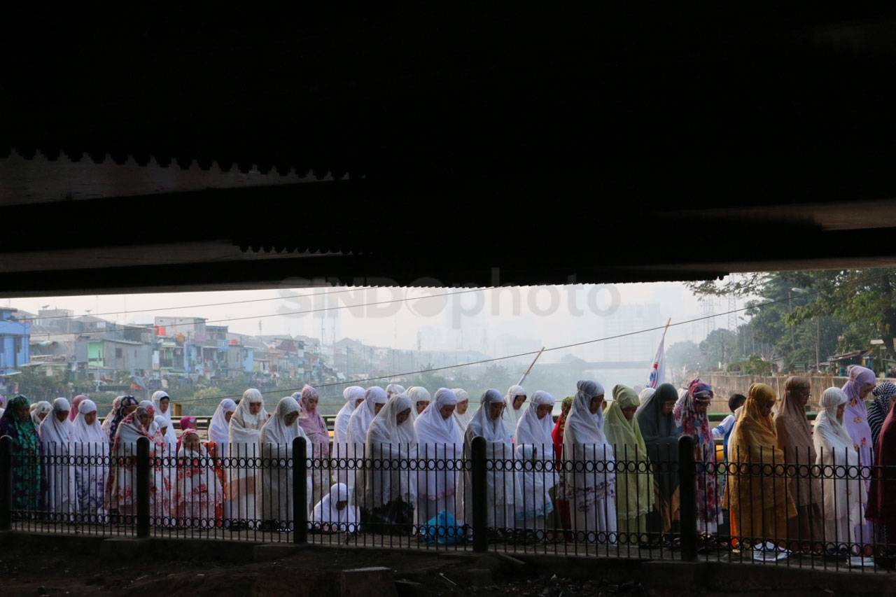 Ribuan Umat Muslim Salat...