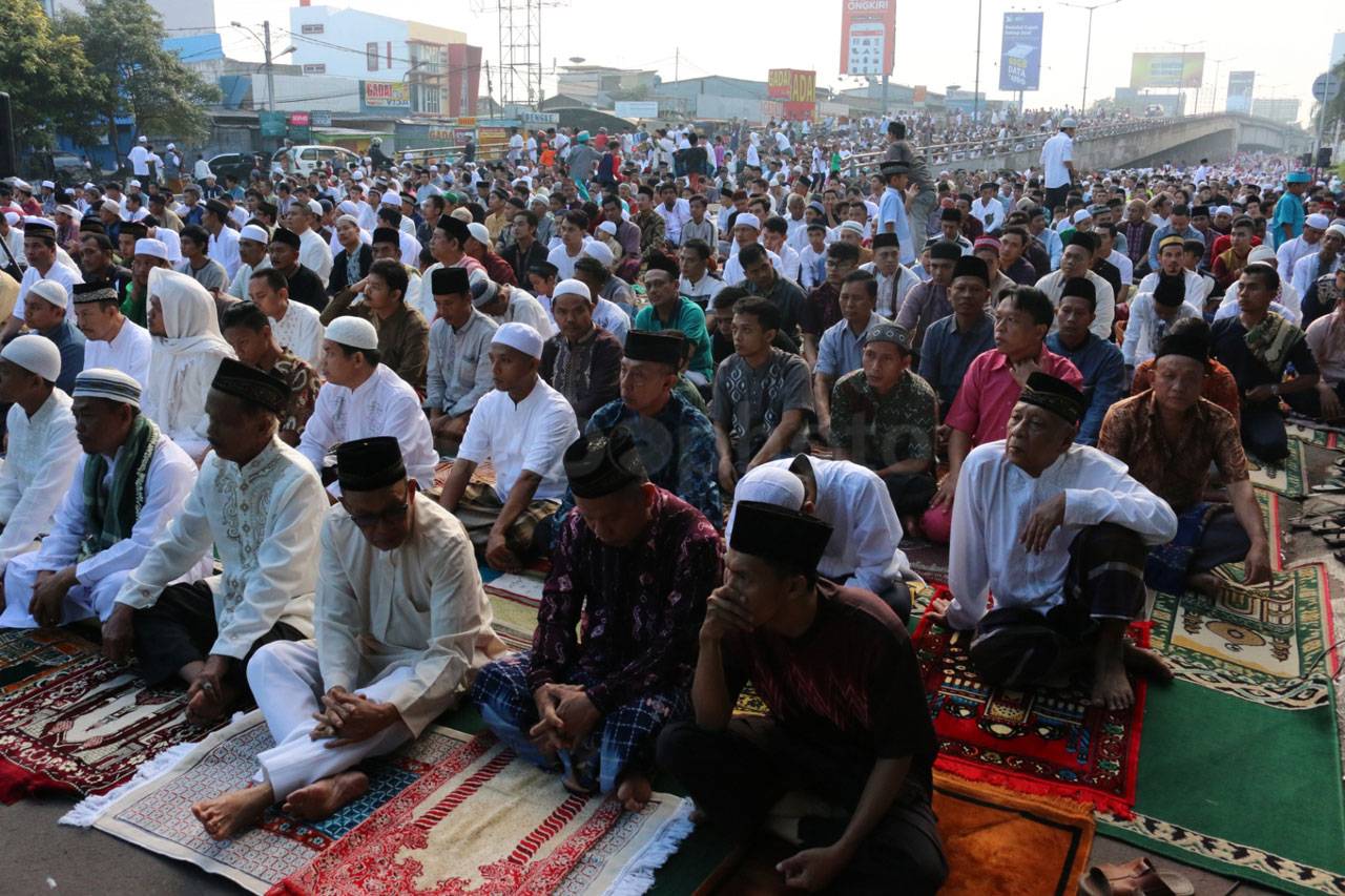 Ribuan Umat Muslim Salat...