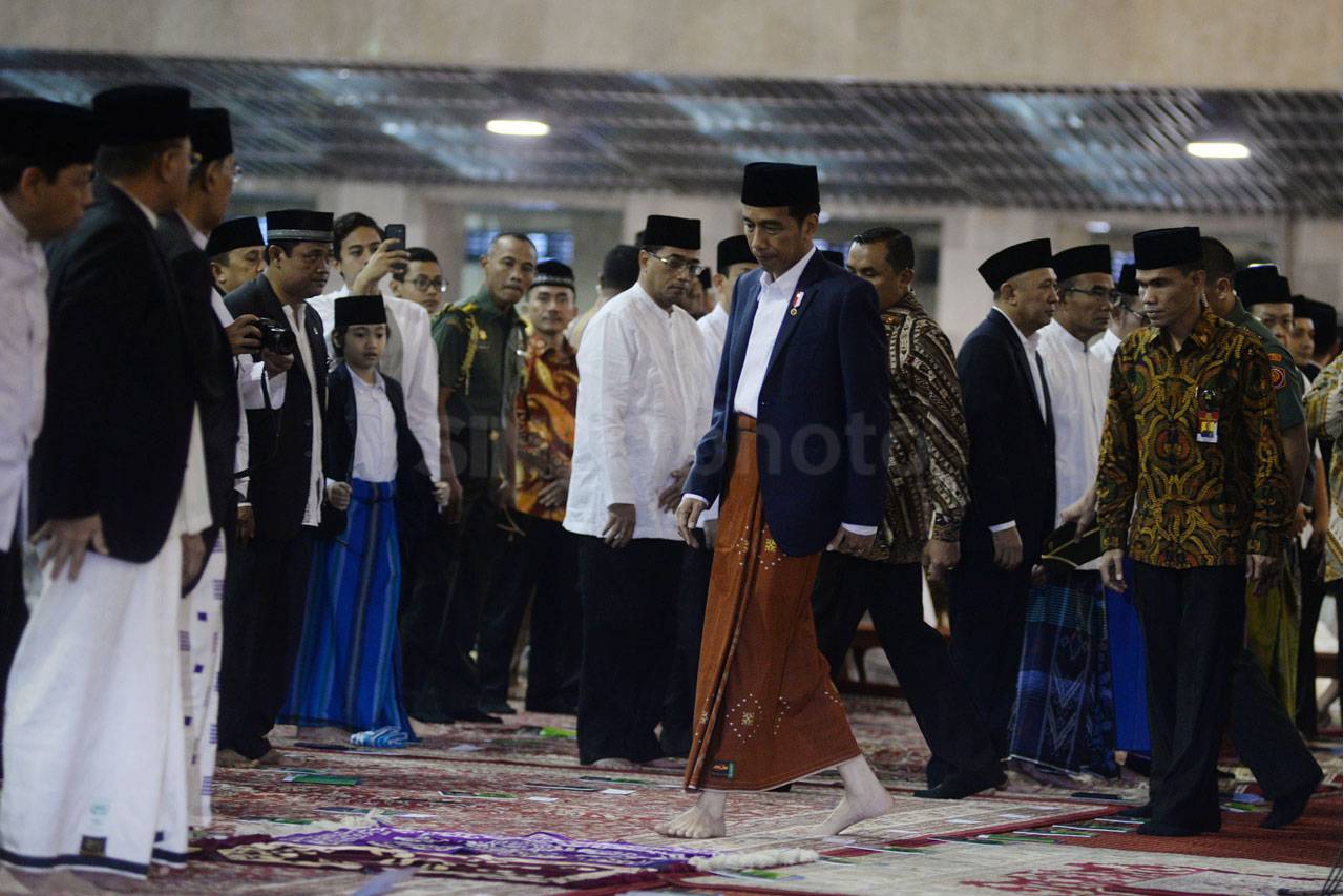 Presiden Jokowi Salat...