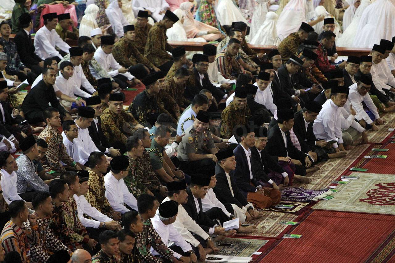 Presiden Jokowi Salat...