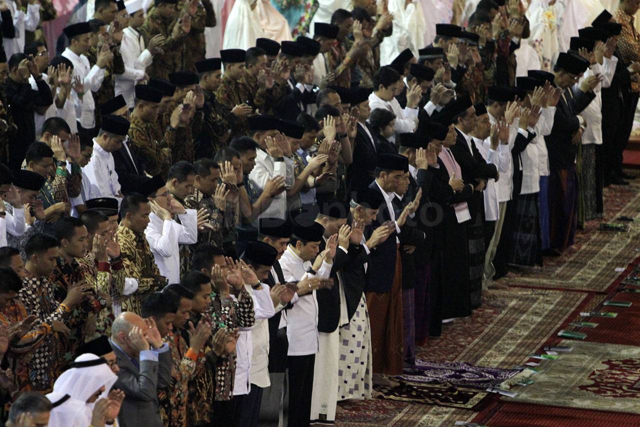 Presiden Jokowi Salat...