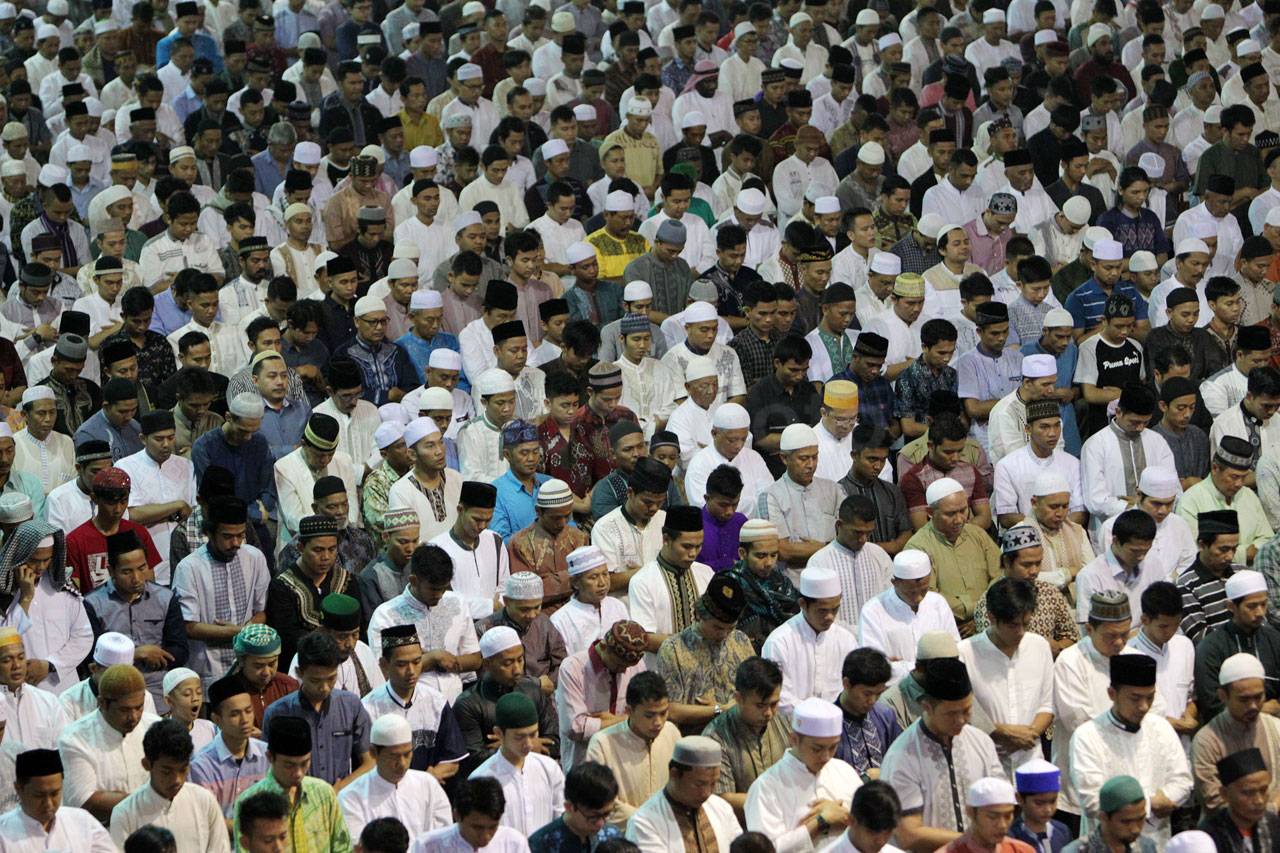 Ribuan Umat Muslim Salat...
