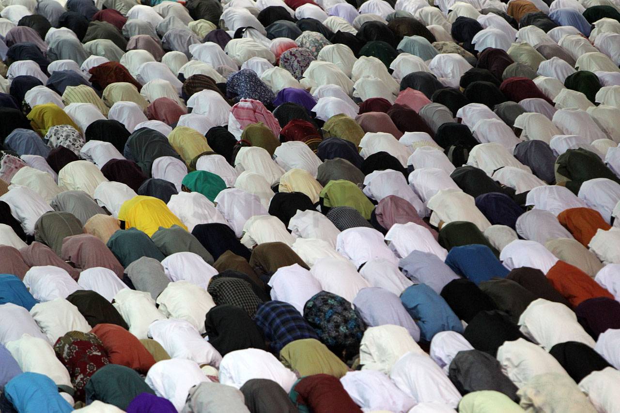 Ribuan Umat Muslim Salat...