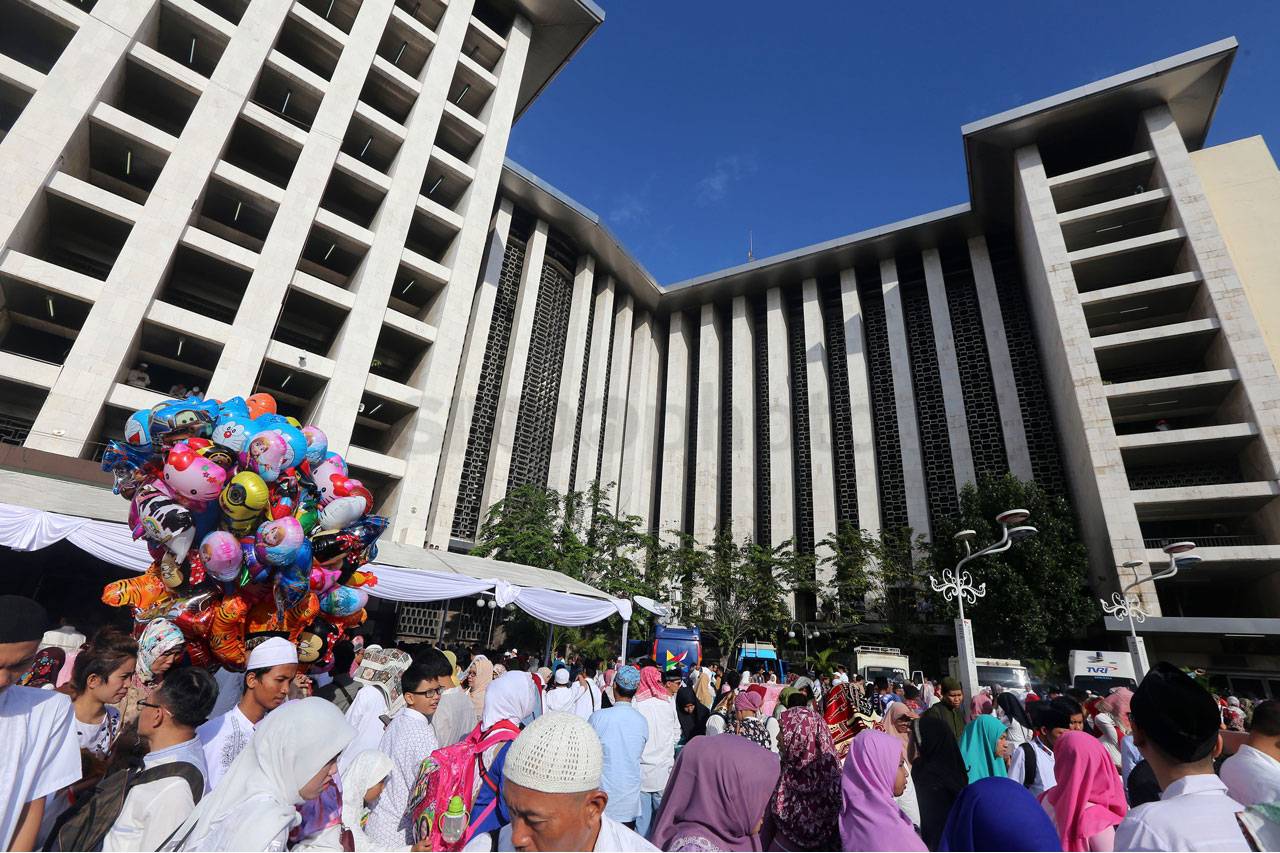 Ribuan Umat Muslim Salat...