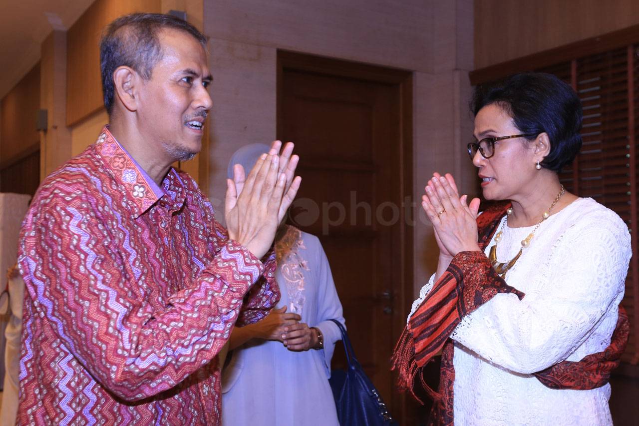 Dibalut Kebaya Putih,...