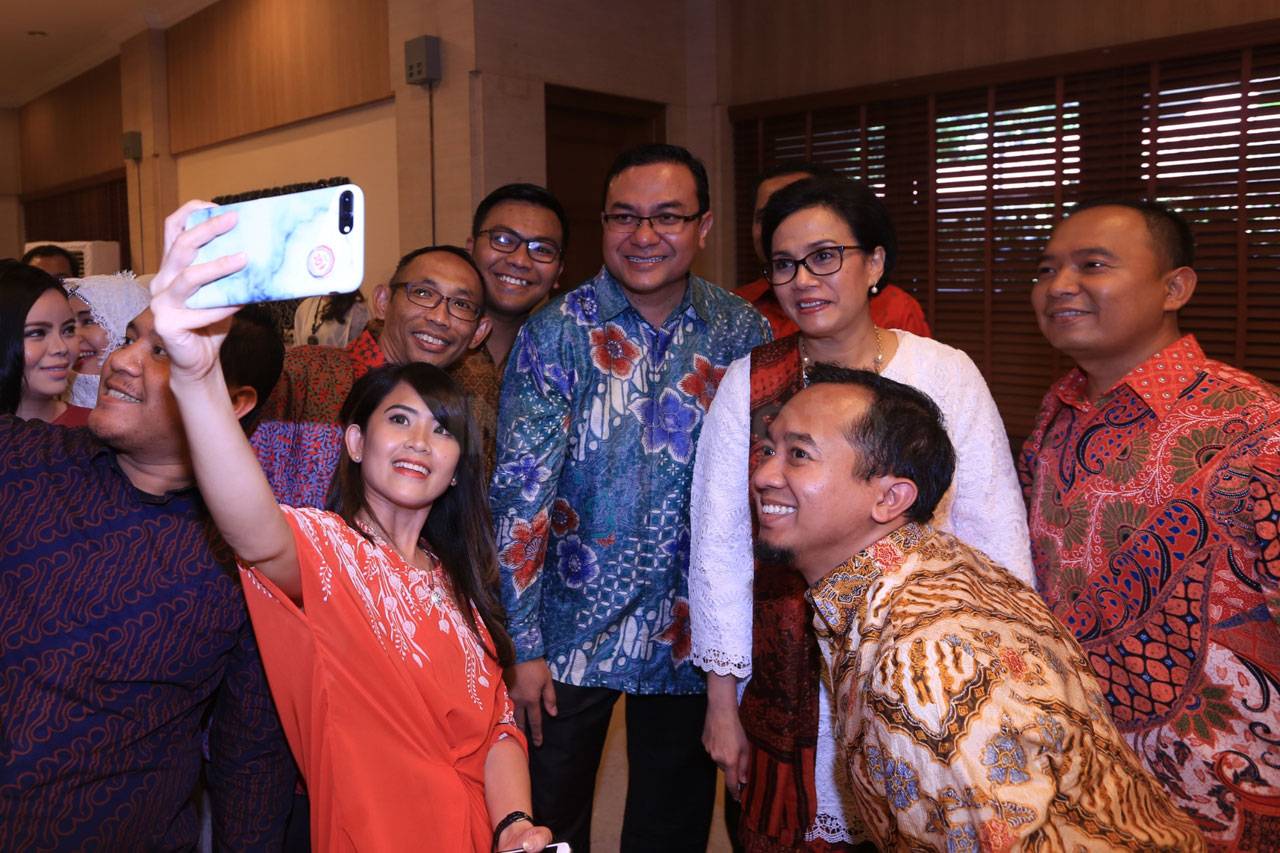 Dibalut Kebaya Putih,...