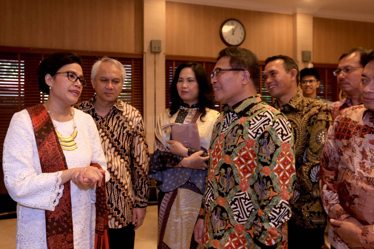 Dibalut Kebaya Putih,...