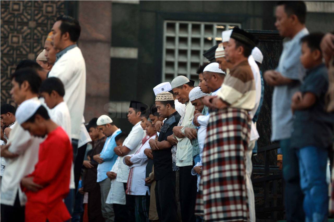Ribuan Umat Muslim Laksanakan...