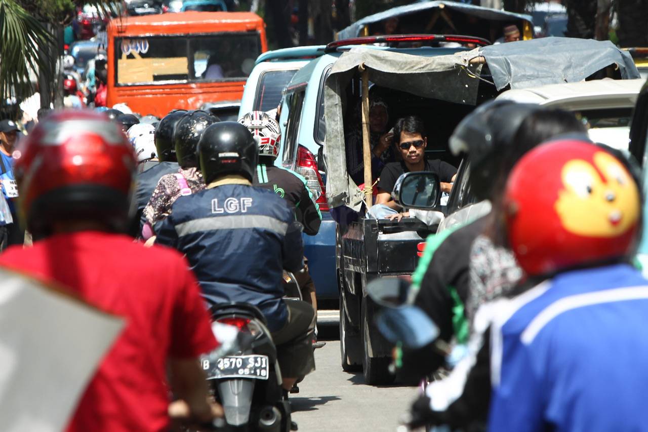 Ribuan Kendaraan Terjebak...