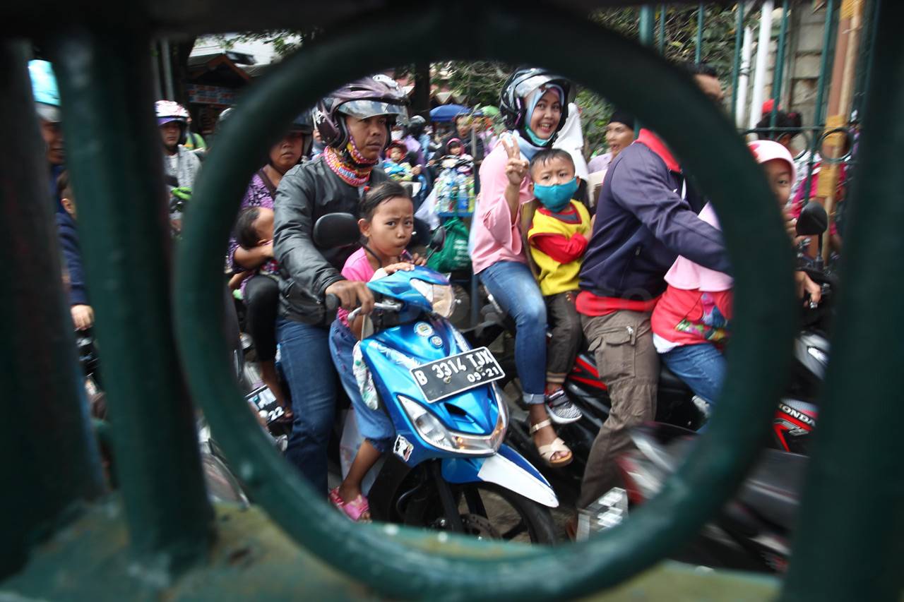 Ribuan Kendaraan Terjebak...