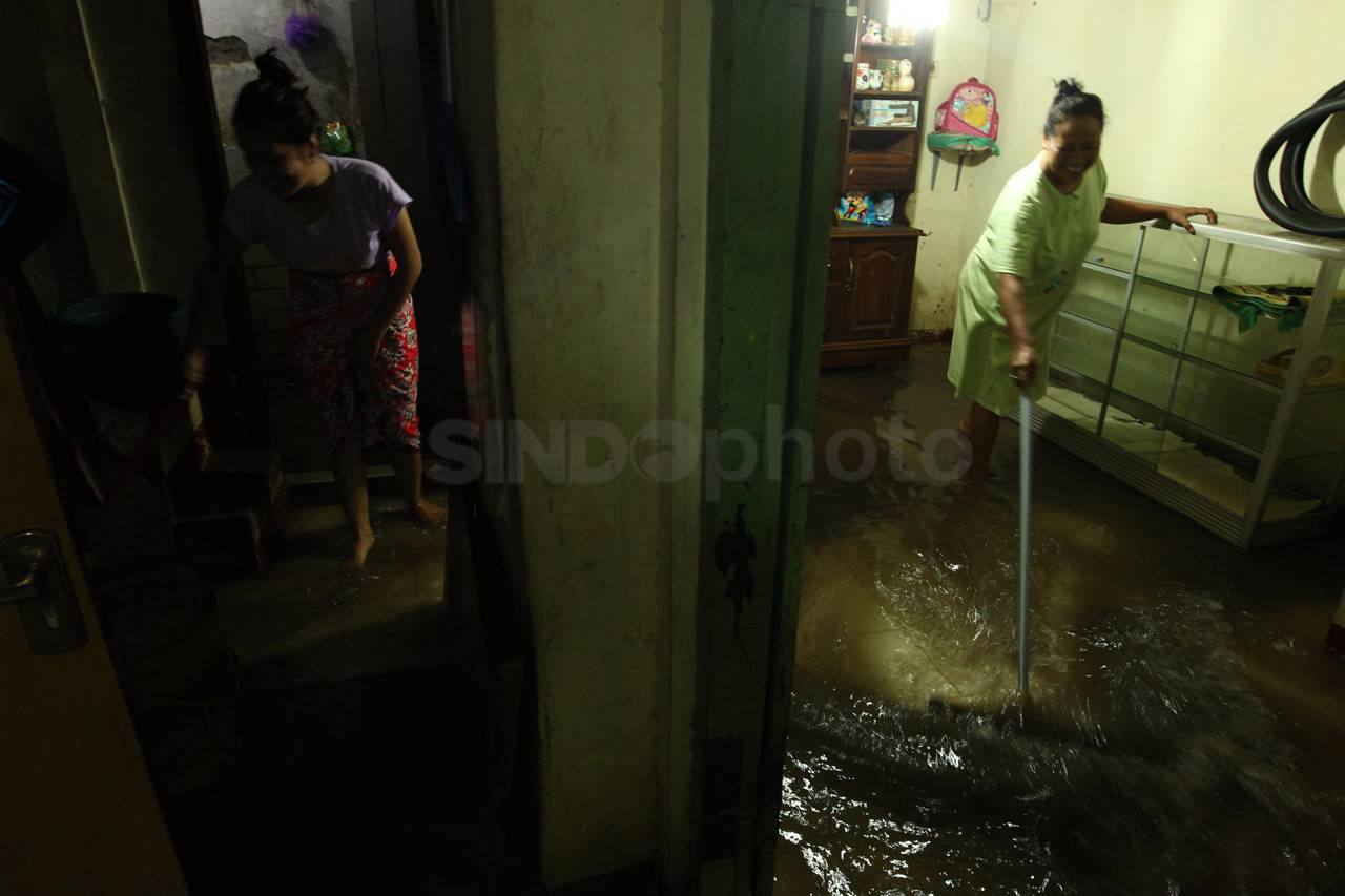 Banjir Genangi Pemukiman...