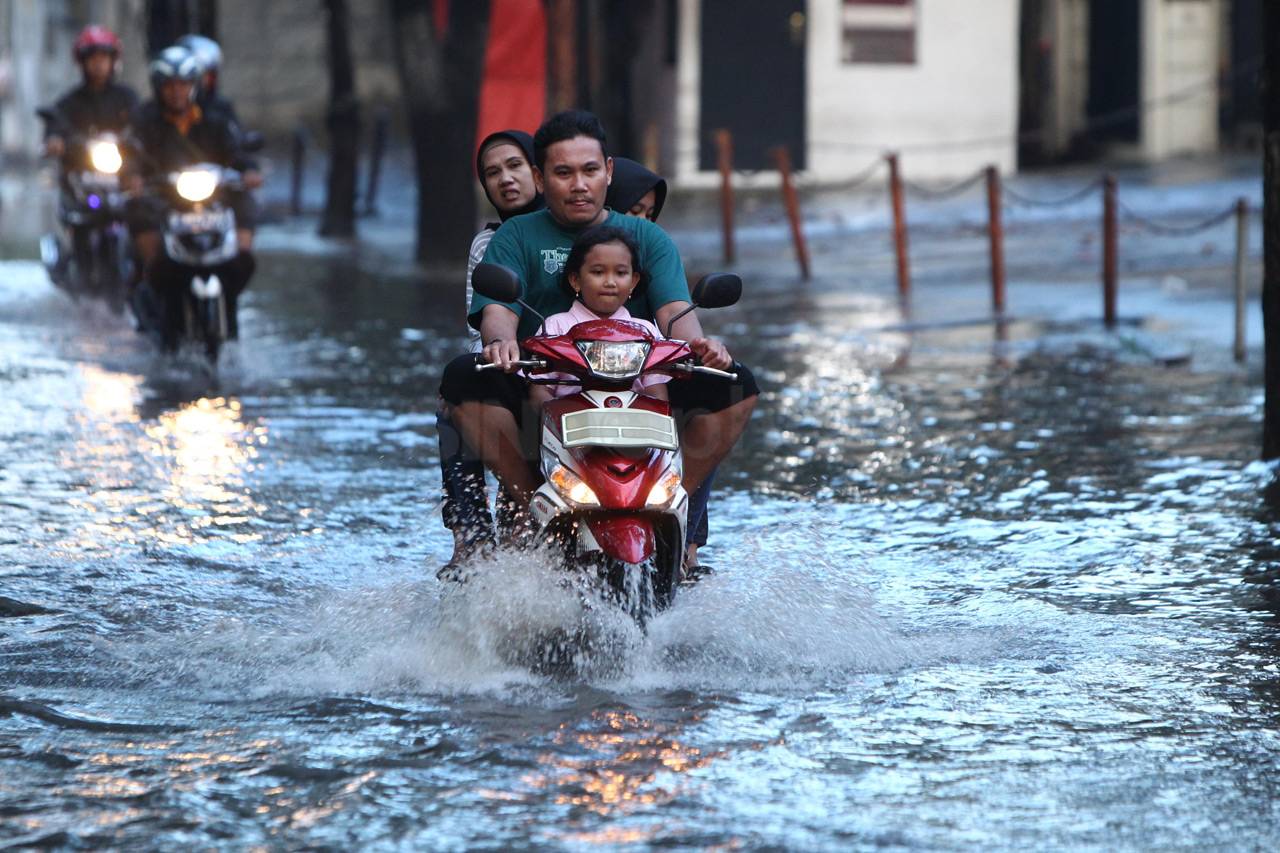 Aksi Pemotor Terabas...