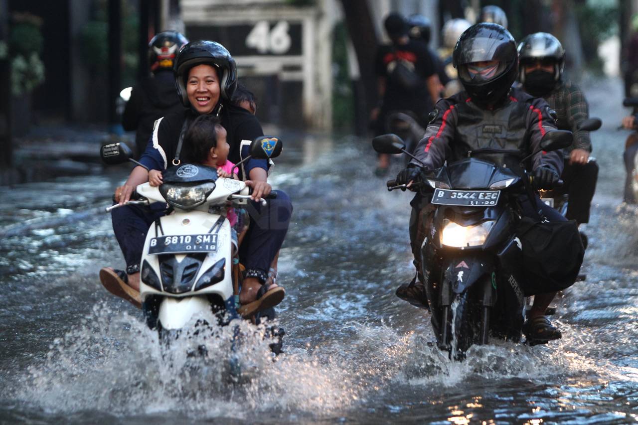Aksi Pemotor Terabas...