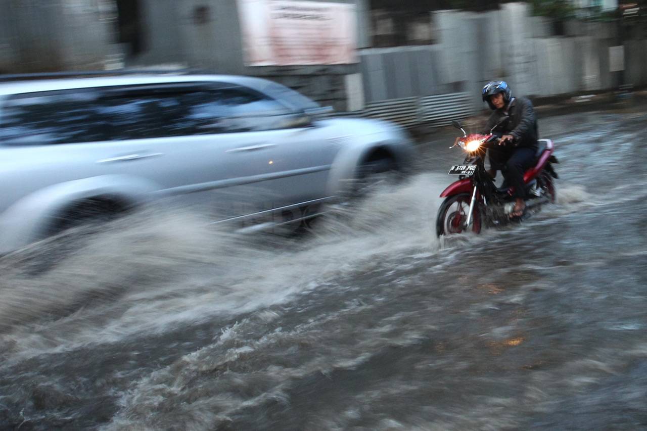 Aksi Pemotor Terabas...