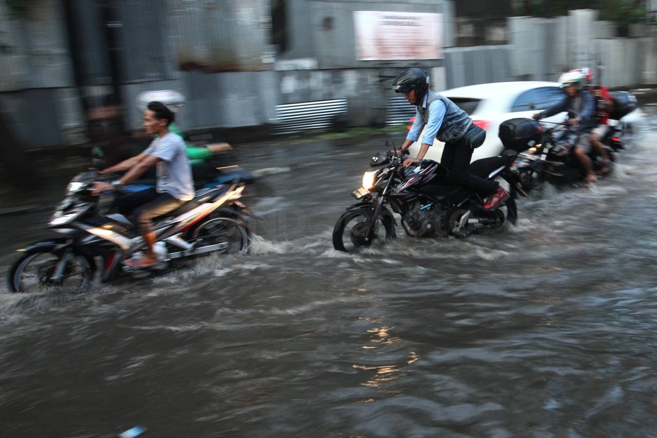 Aksi Pemotor Terabas...