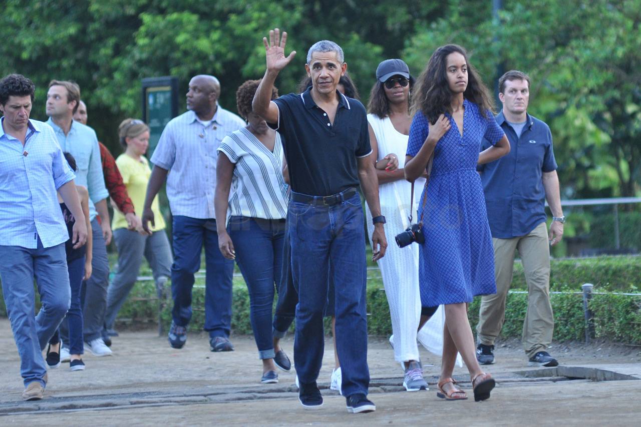 Obama dan Keluarga Kunjungi...