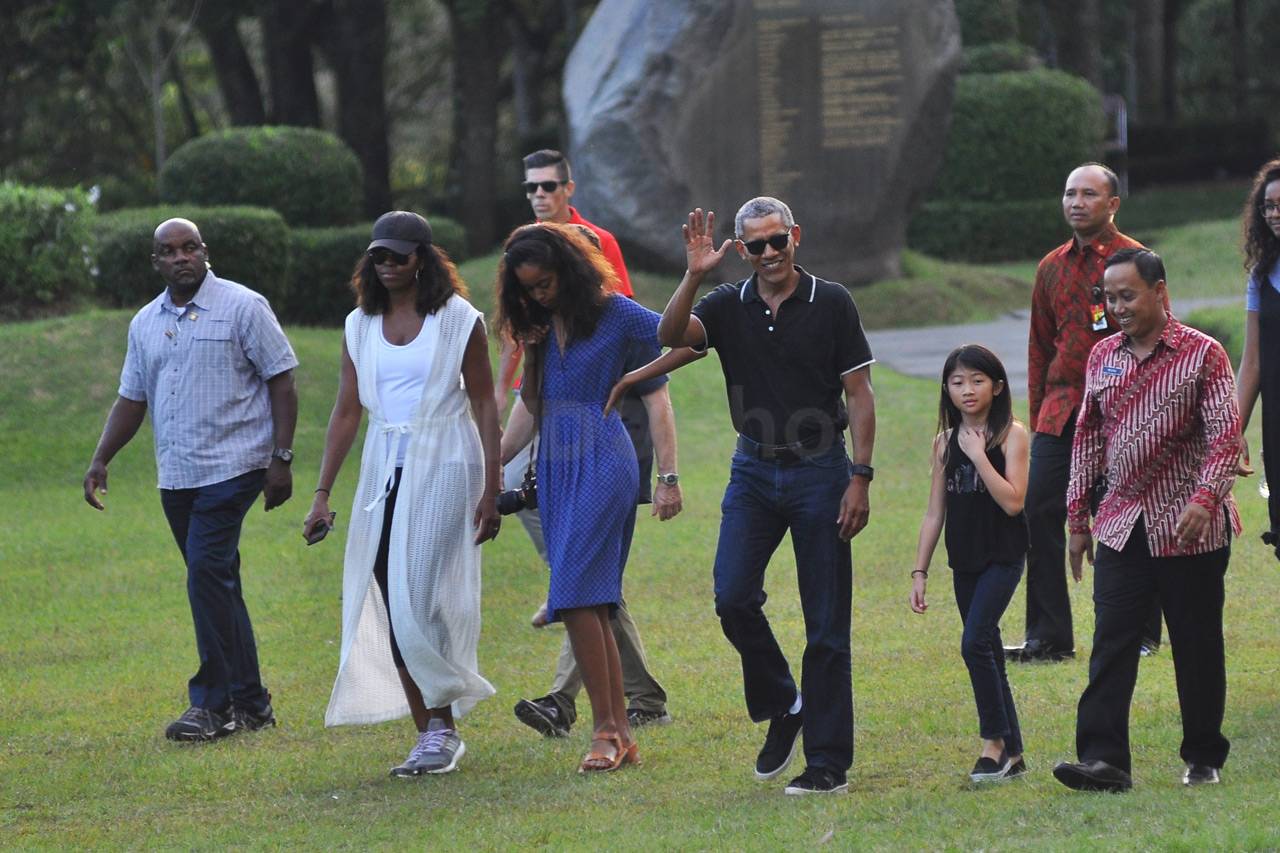 Obama dan Keluarga Kunjungi...