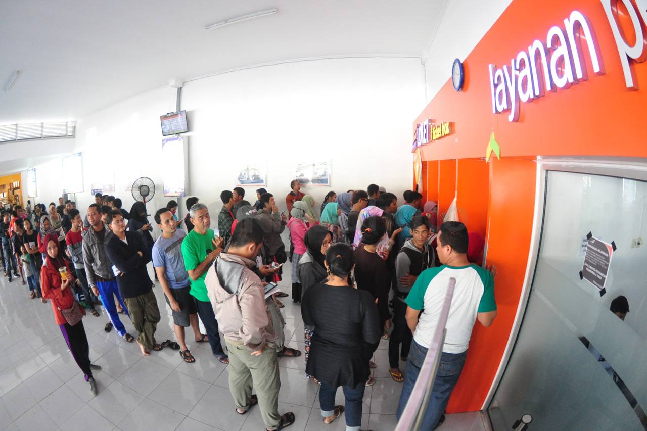 Ratusan Penumpang Antre...