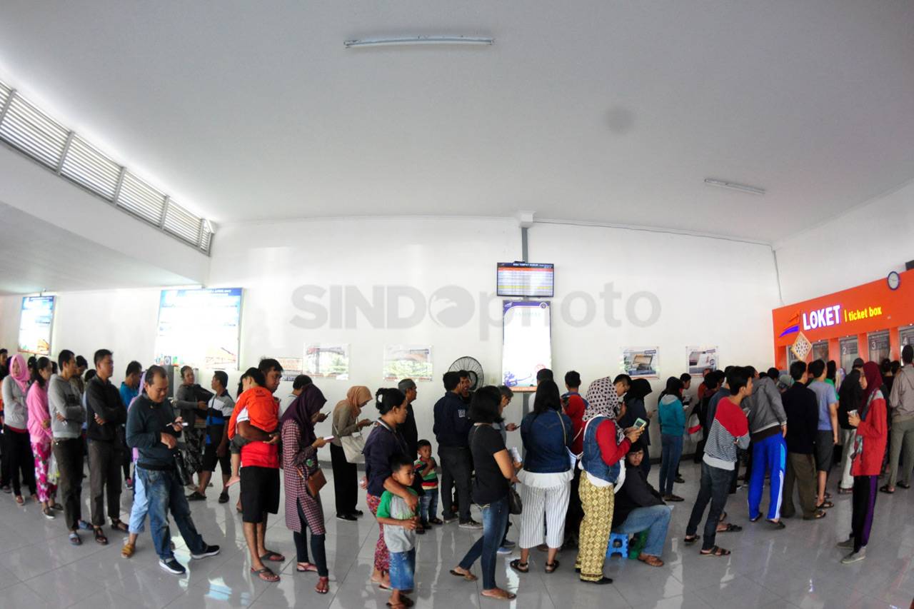 Ratusan Penumpang Antre...