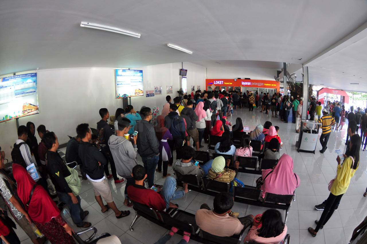 Ratusan Penumpang Antre...