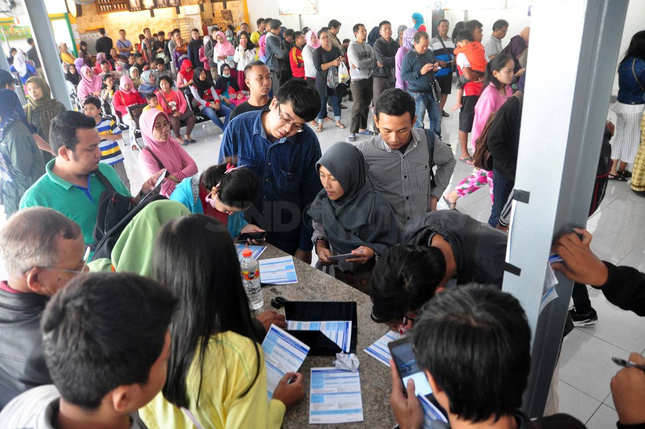 Ratusan Penumpang Antre...