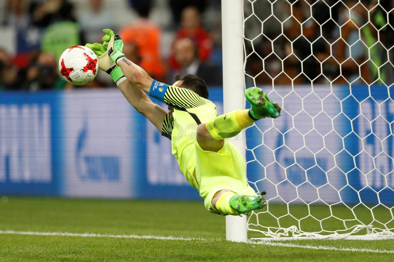 Aksi Claudio Bravo Gagalkan...