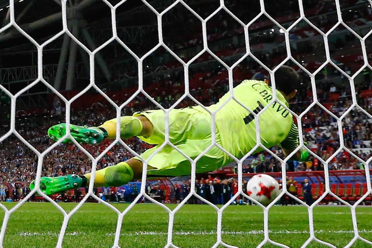 Aksi Claudio Bravo Gagalkan...