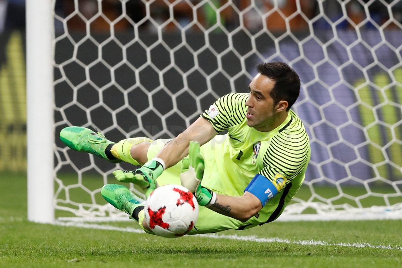 Aksi Claudio Bravo Gagalkan...