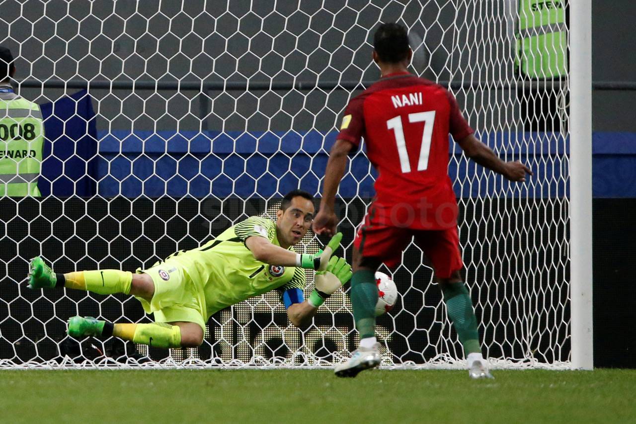 Aksi Claudio Bravo Gagalkan...