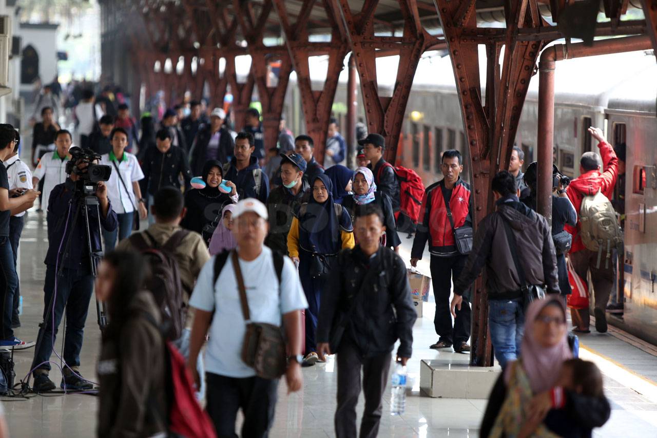24.738 Penumpang Hari...