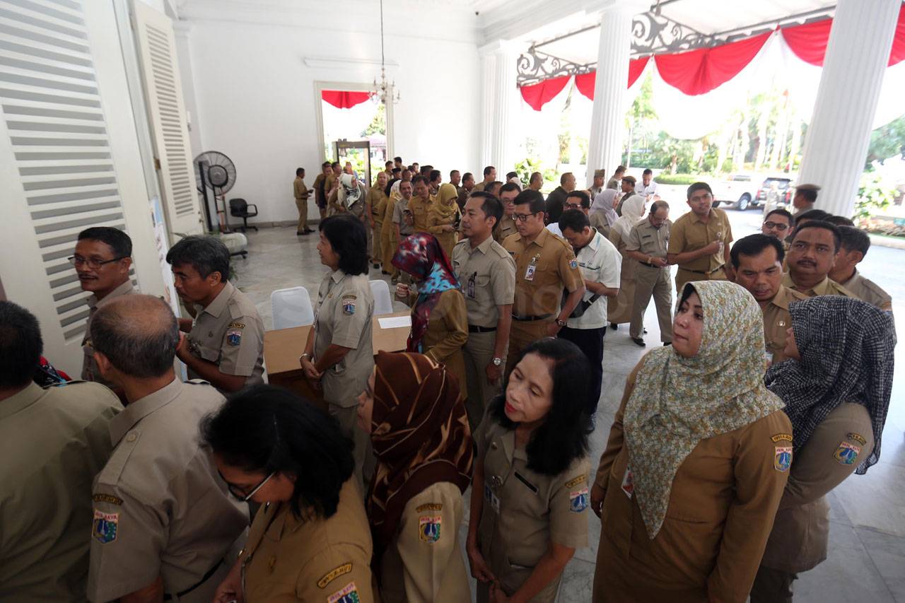 Hari Pertama Kerja,...
