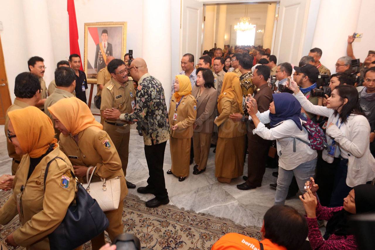 Hari Pertama Kerja,...