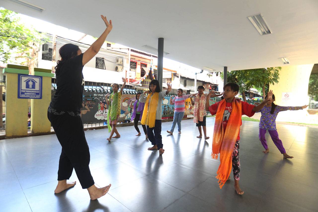 Berlatih Menari di RPTRA...