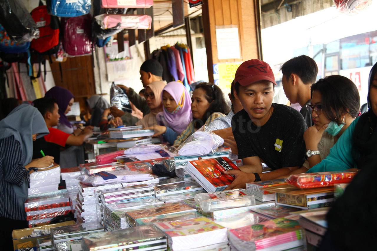 Toko Buku di Pasar Kramat...