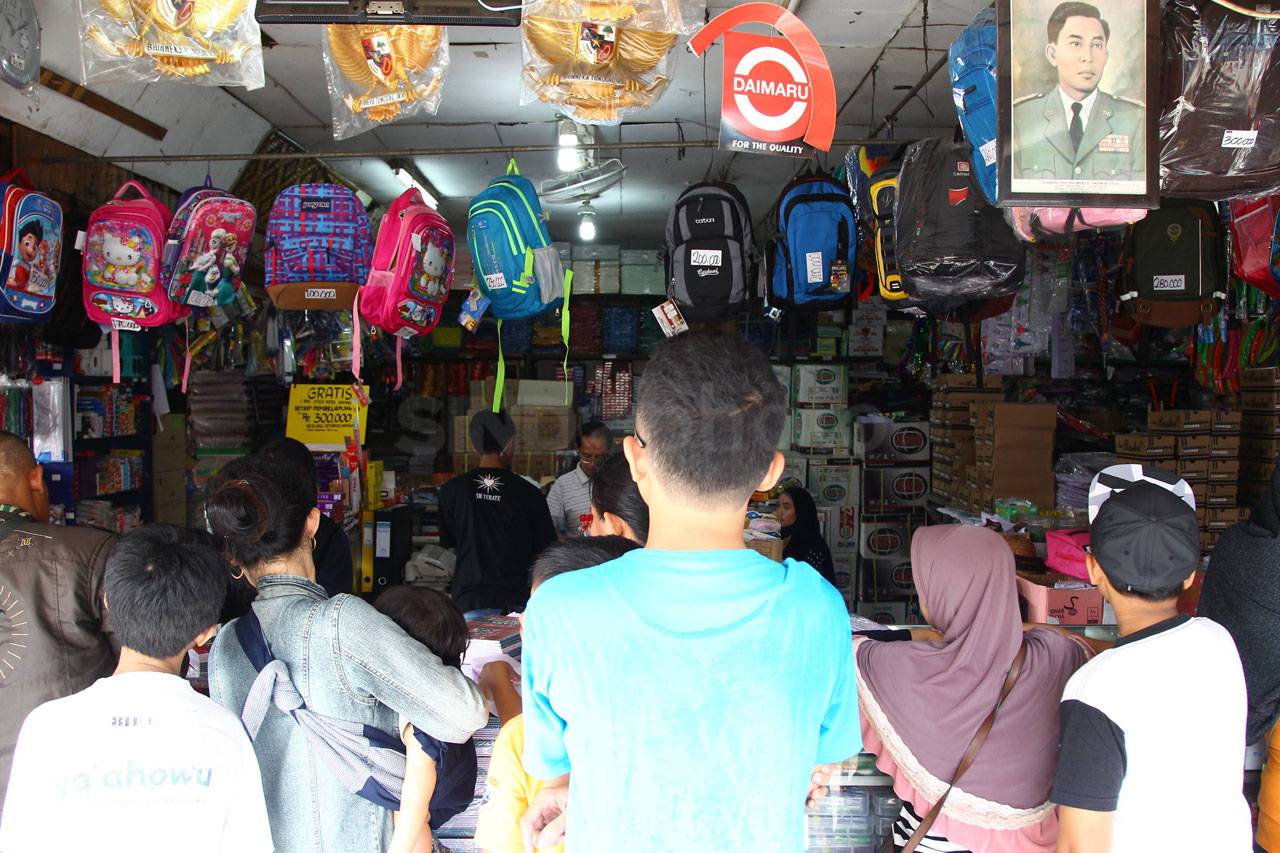 Toko Buku di Pasar Kramat...