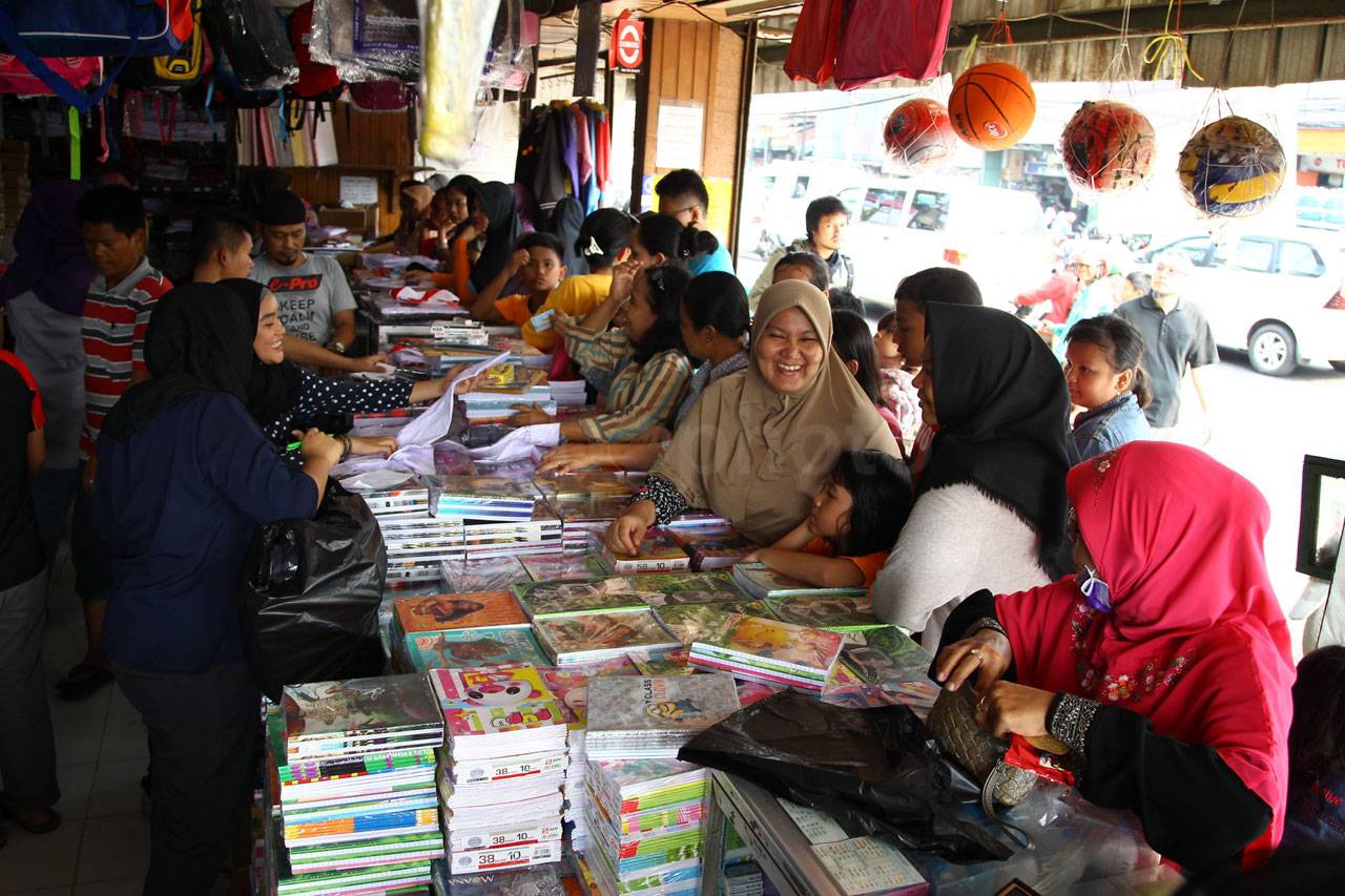 Toko Buku di Pasar Kramat...