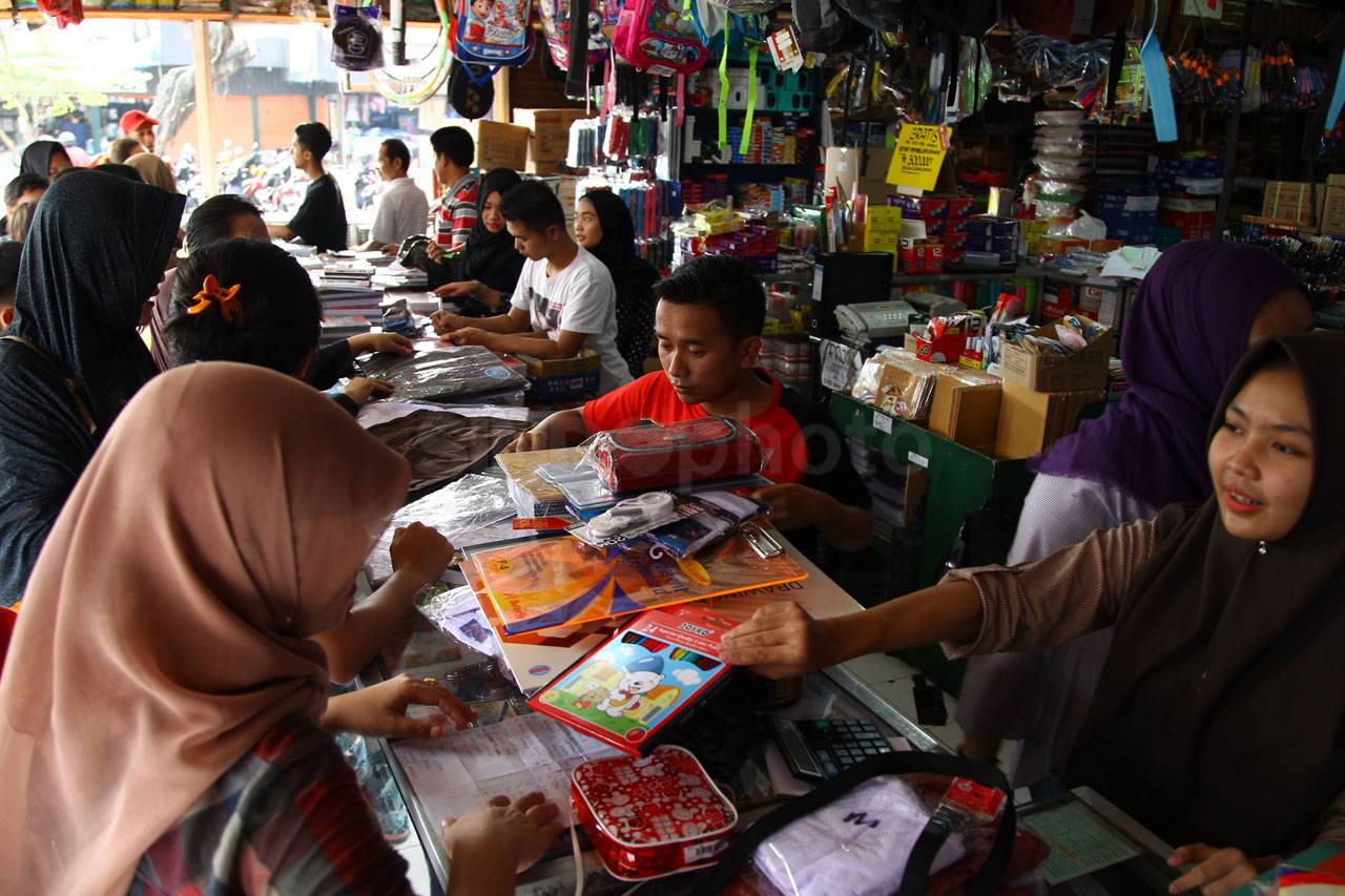 Toko Buku di Pasar Kramat...